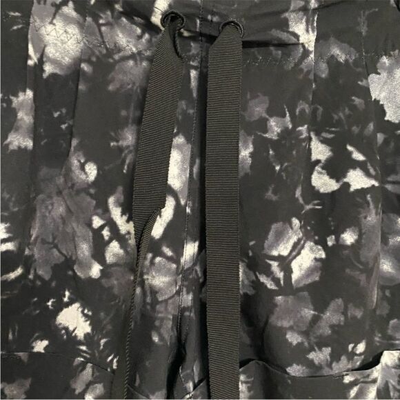 Lululemon Cuffed Shorts Women Size 4 - Picture 5 of 10